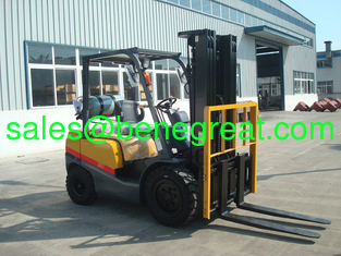 Chine 3 tonnes de chariot élévateur à essence liquéfiée 3 tonnes de chariot élévateur à combustible double avec moteur Nissan K25 avec transmission hydraulique fournisseur