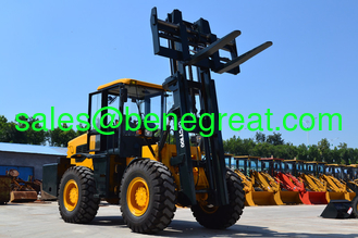 Chine 10 tonnes/12 tonnes de chariot élévateur tout terrain 10 tonnes/12 tonnes de chariot élévateur terrain accidenté avec moteur Cummins fournisseur