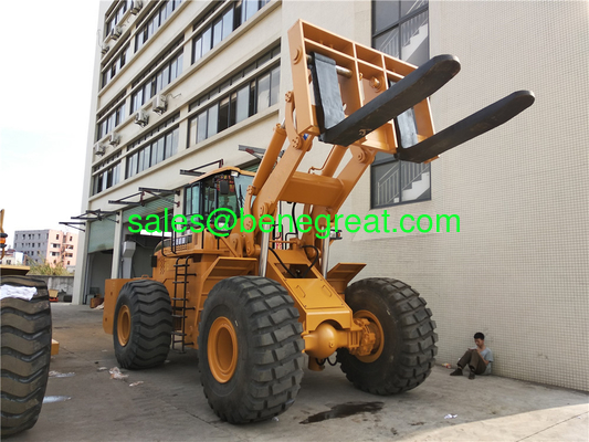 Un chariot élévateur à roues chinois de 32 tonnes avec moteur Cummins. fournisseur